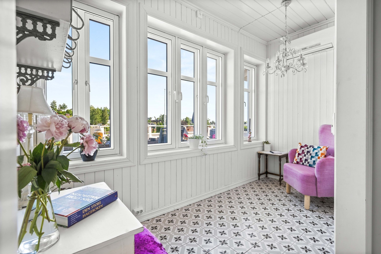 Et flott rom som kan brukes som lesekrok eller hjemmekontor Galleribilde