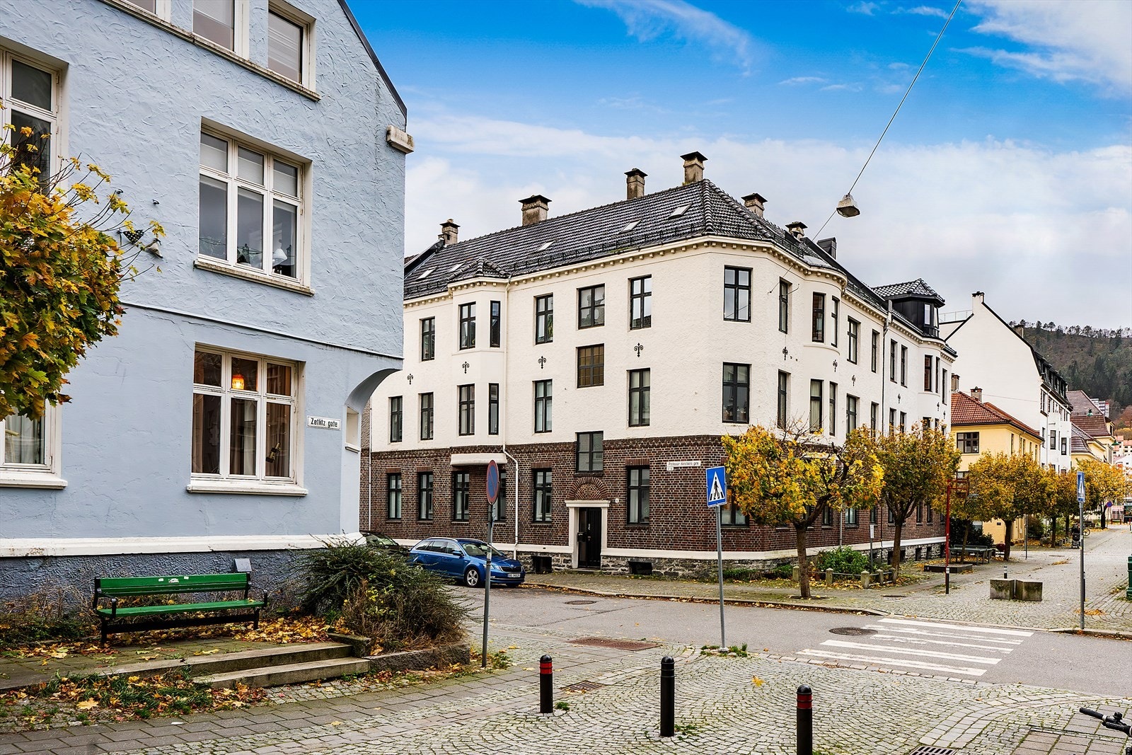 - Leiligheten ligger fint til i 3. etasje av denne ærverdige bygården - Galleribilde