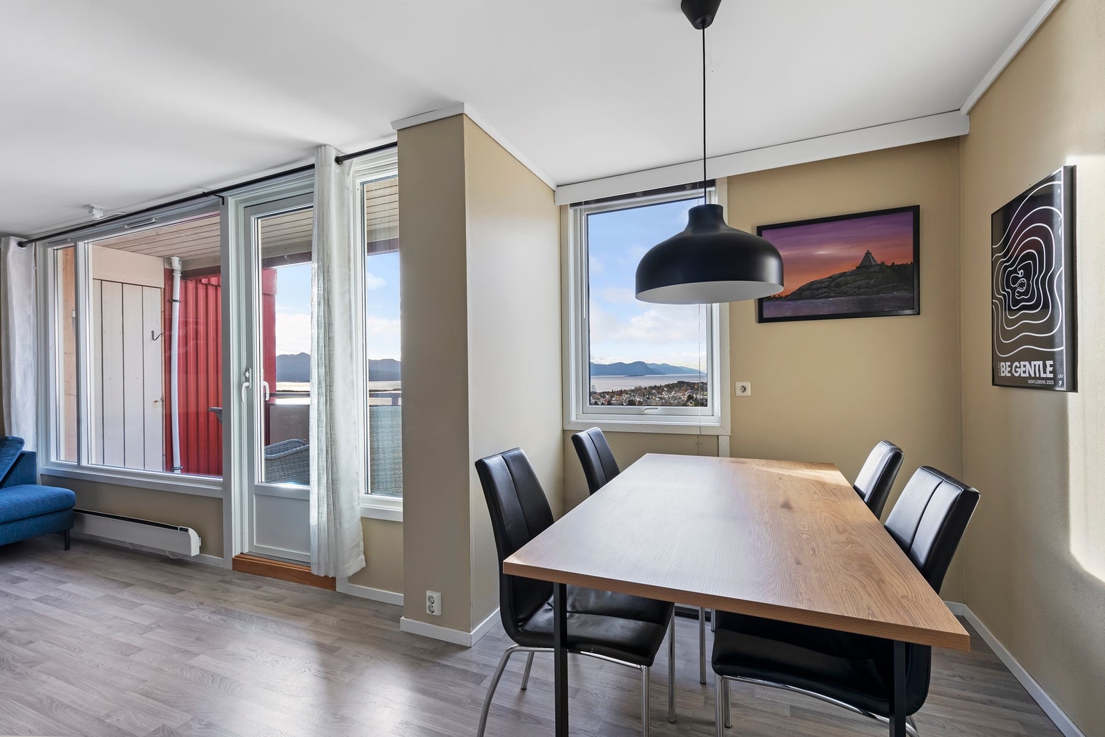 Her kan man sammen med et godt måltid, nyte den fantastiske utsikten. Galleribilde