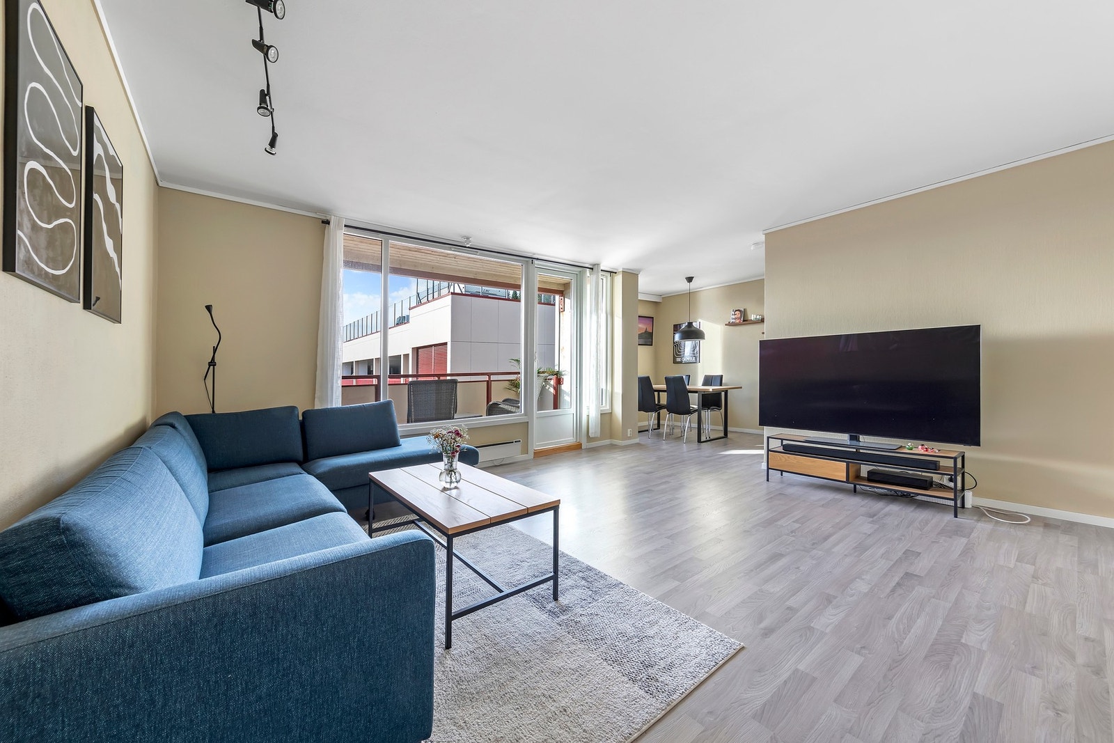 Lys og pen stue med god plass til flere sittegrupper. Galleribilde