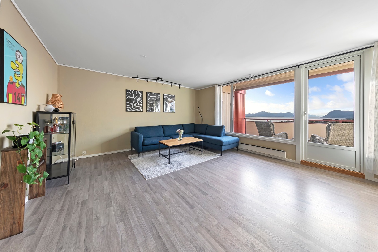 Store vindusflater som gir godt med naturlig lys inn i rommet. Galleribilde