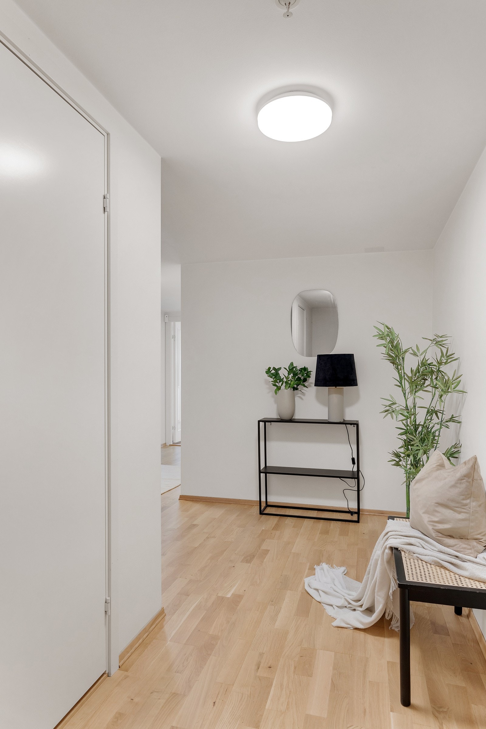Fra gangen/entré har du tilgang til en innvendig bod med god lagringsplass. Galleribilde