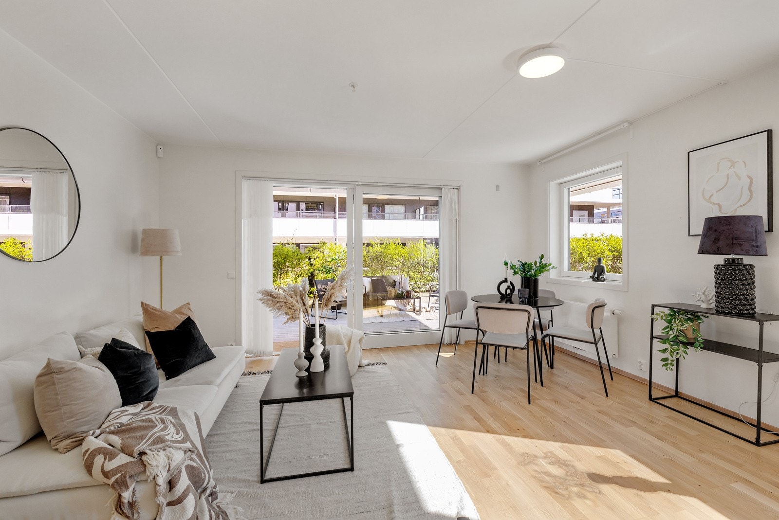 Store vinduer slipper inn rikelig med dagslys. Det er montert lameller på balkongdør og skjerming på vinduene hvis man ønsker mer privatliv. Galleribilde