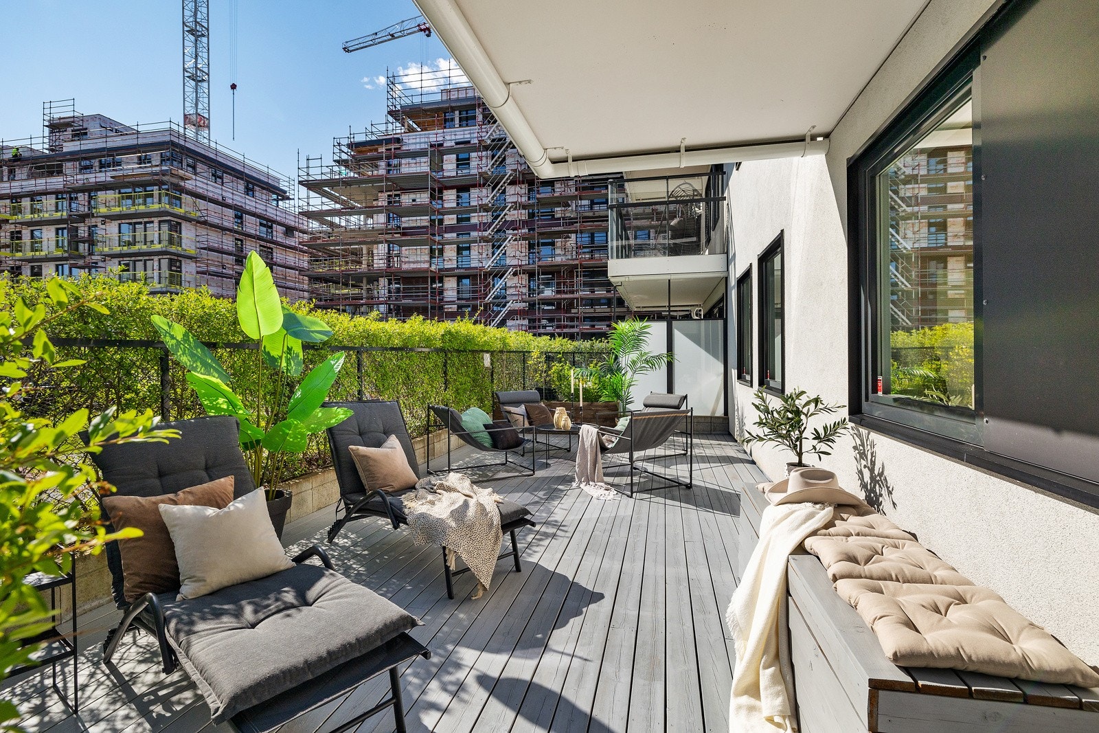 Terrassen er beiset i sommer ifbm salg. Galleribilde