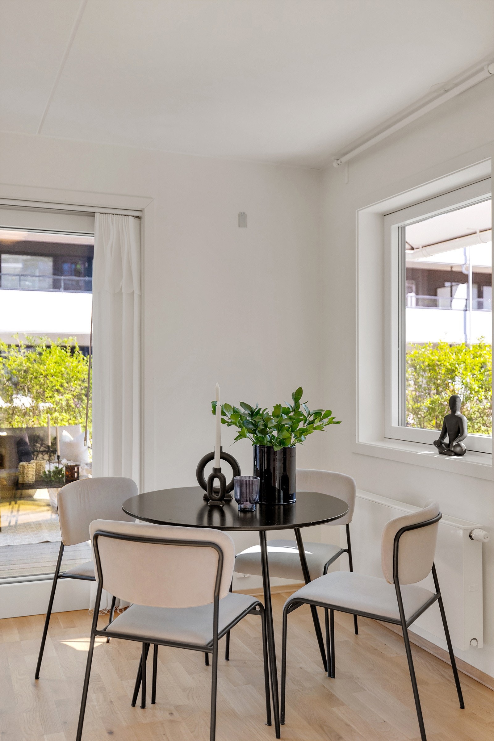 Fin spiseplass ved vindu. Galleribilde