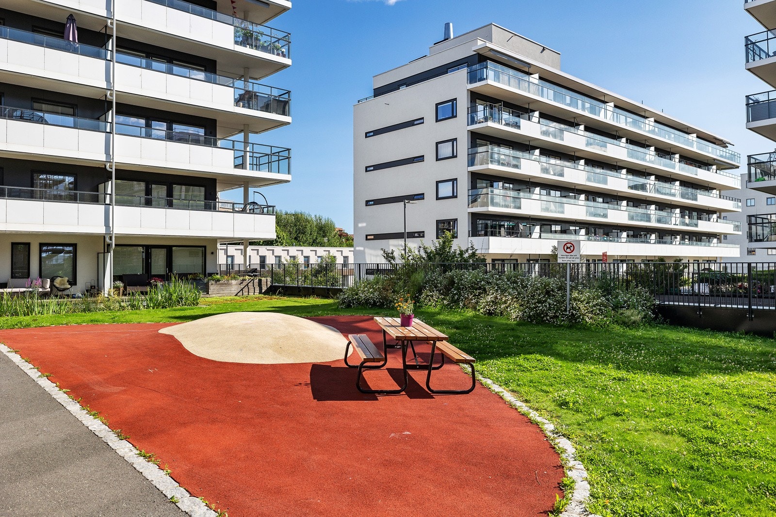 Det er kort vei til skole og barnehage. Galleribilde
