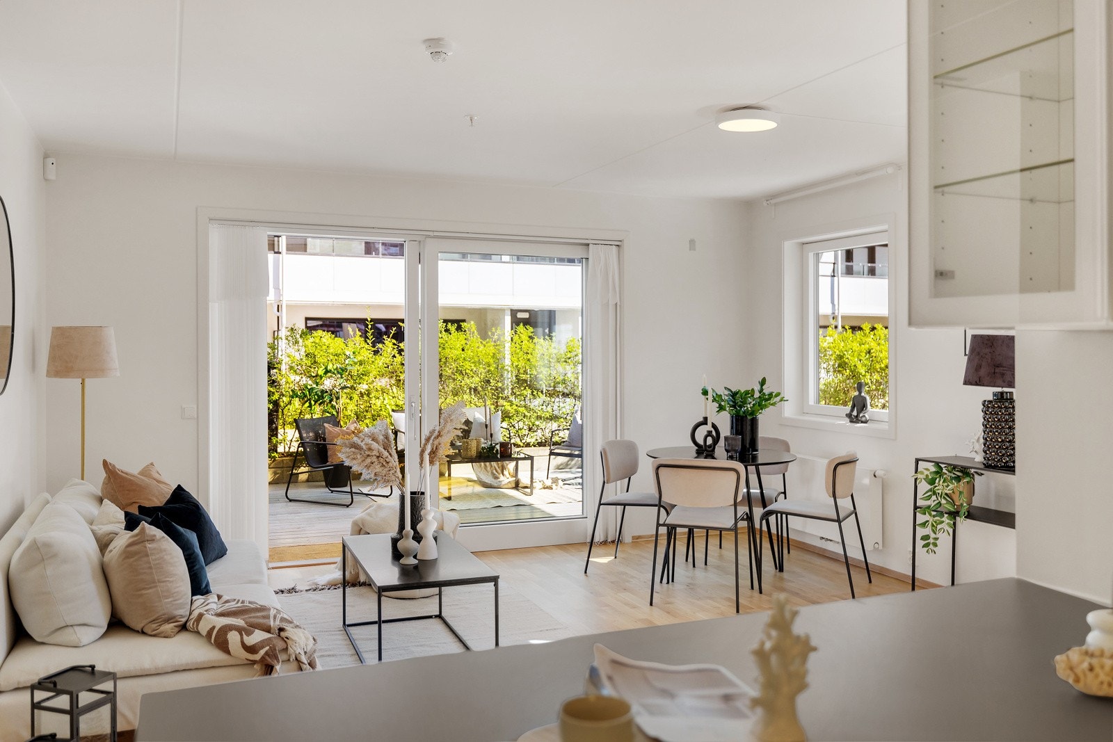 Stuen er romslig og har god plass til sofa og spisebord. Galleribilde