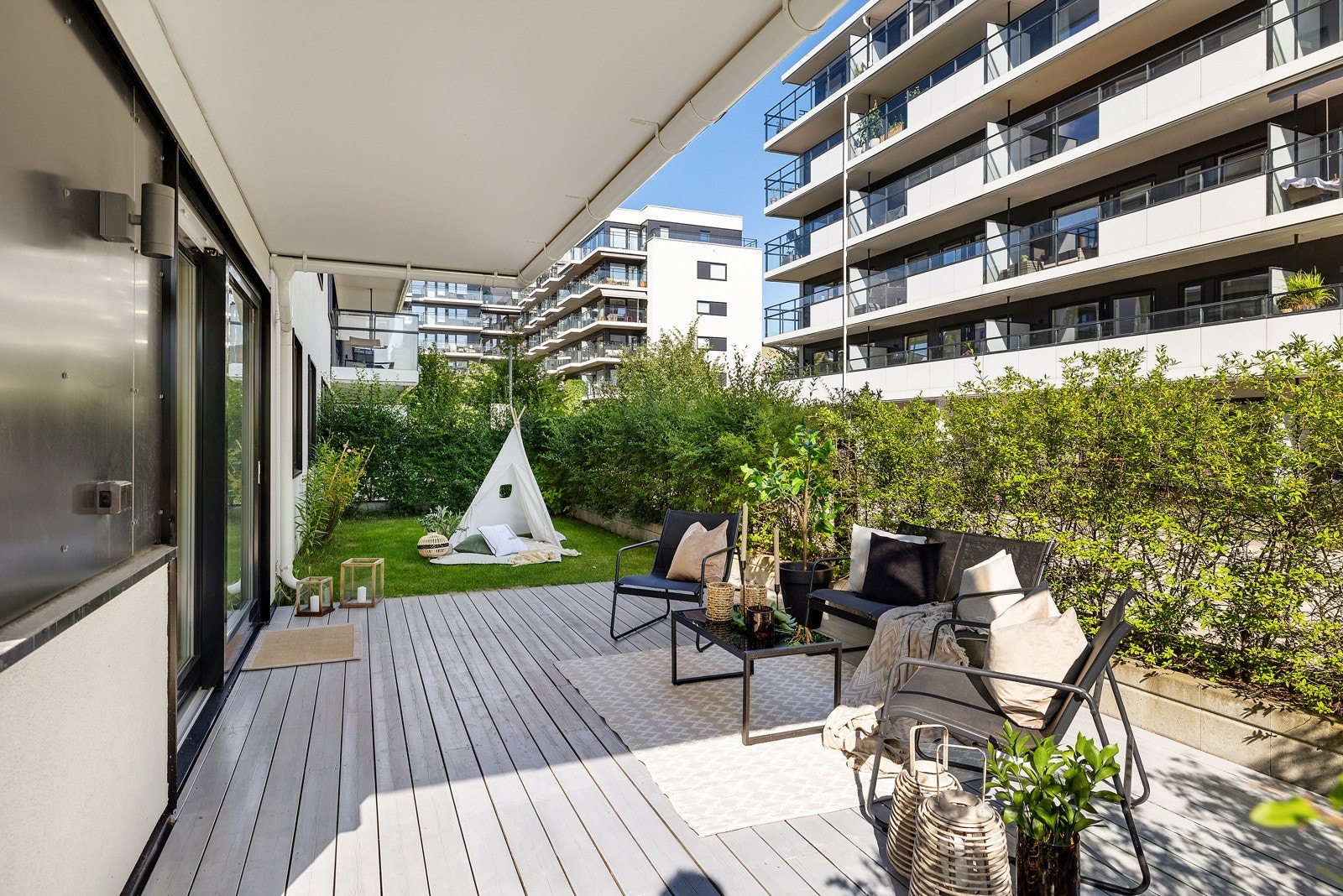Det er meget god plass til sittegrupper og lounge møbler på terrassen. Galleribilde
