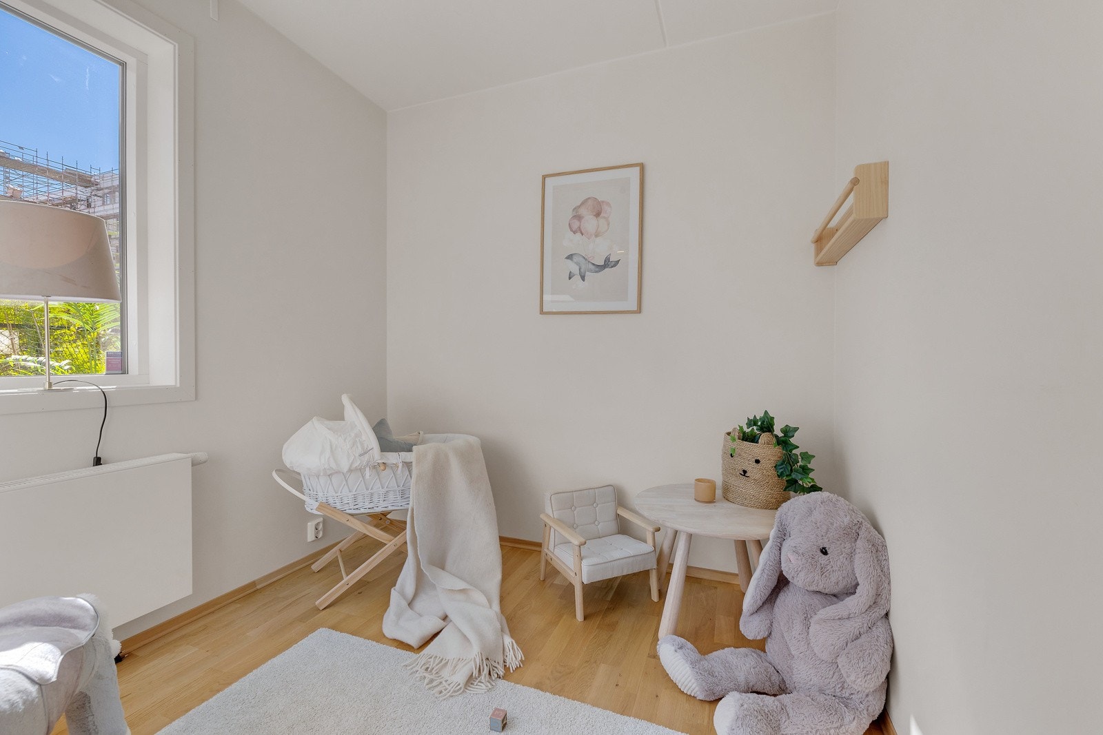 Ved siden av kjøkkenet er det laget et rom ekstra. Dette er i dag brukt som soverom, men rommet oppfyller ikke kravet til ventilasjon for å kunne klassifiseres som soverom. Se taktsrapport og salgsoppgaven for kommentar. Galleribilde