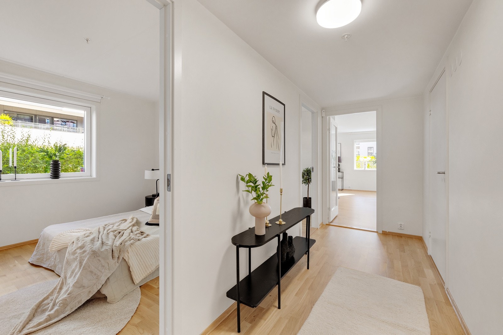 Gangen er knytepunktet mellom soverom 1 og 2, samt bad. Den er romslig og har god plass til ekstra oppbevaring. Galleribilde