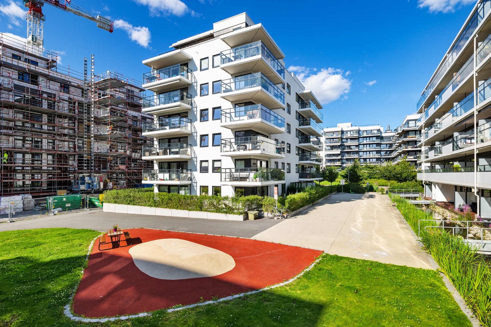 Fine fellesområdet i området med parkdrag og lekeplasser. Galleribilde