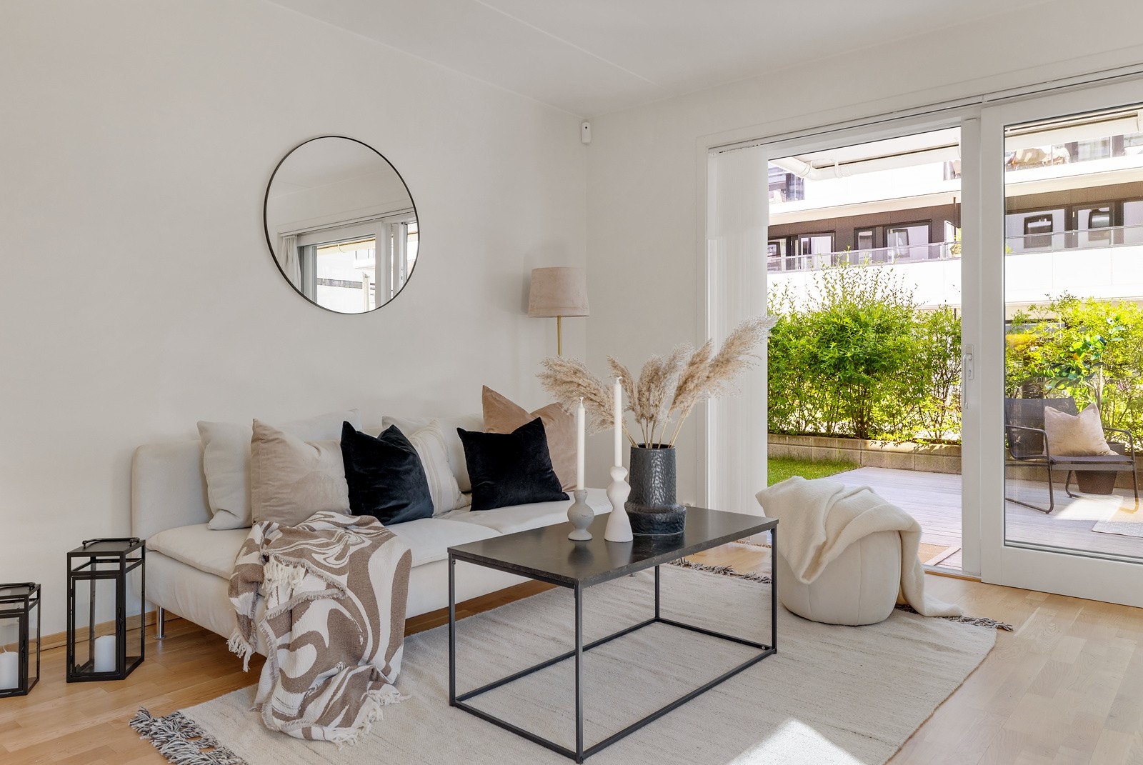 God plass til stor sofa. Galleribilde
