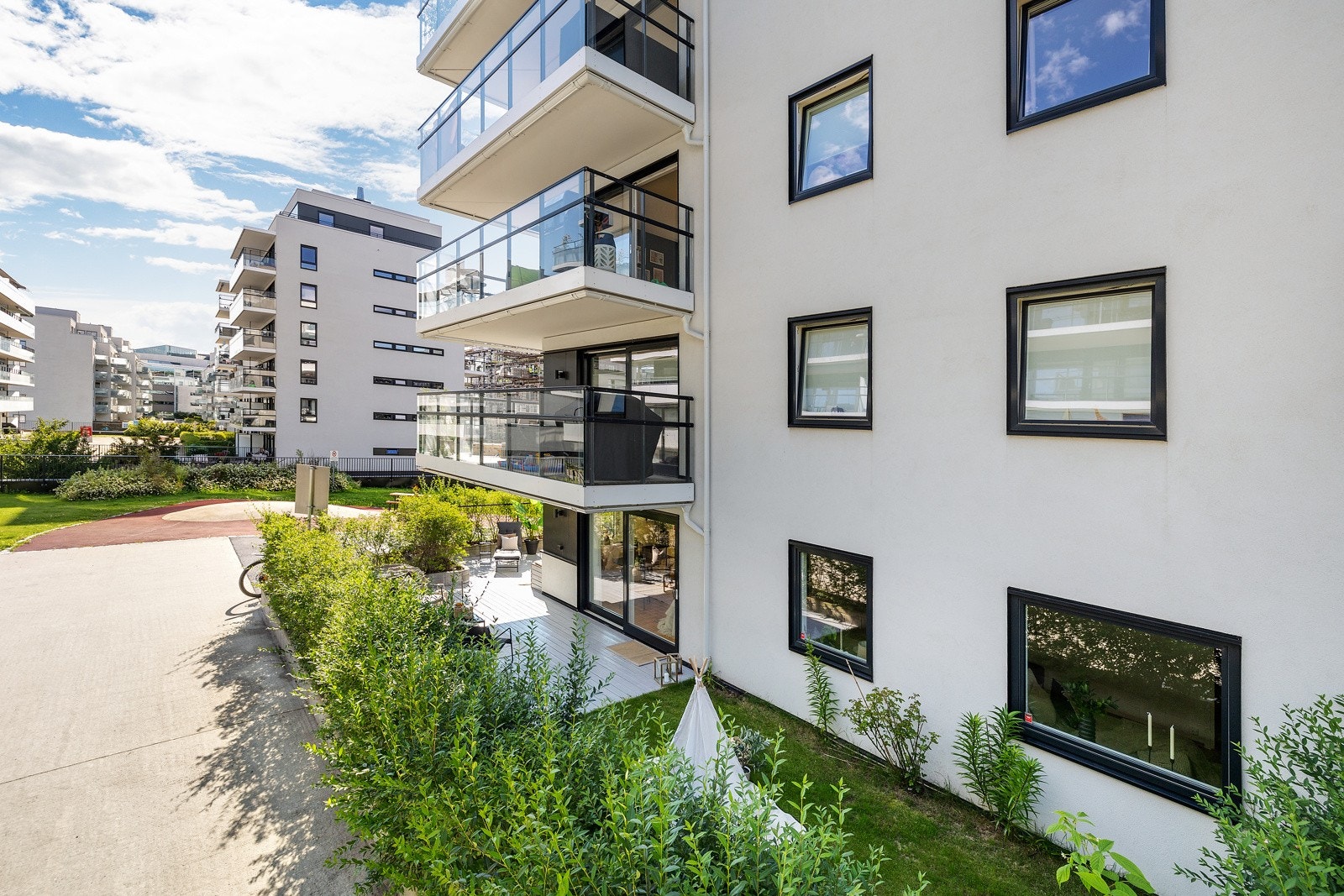 Oversiktsbilde av hage og terrassen. Galleribilde