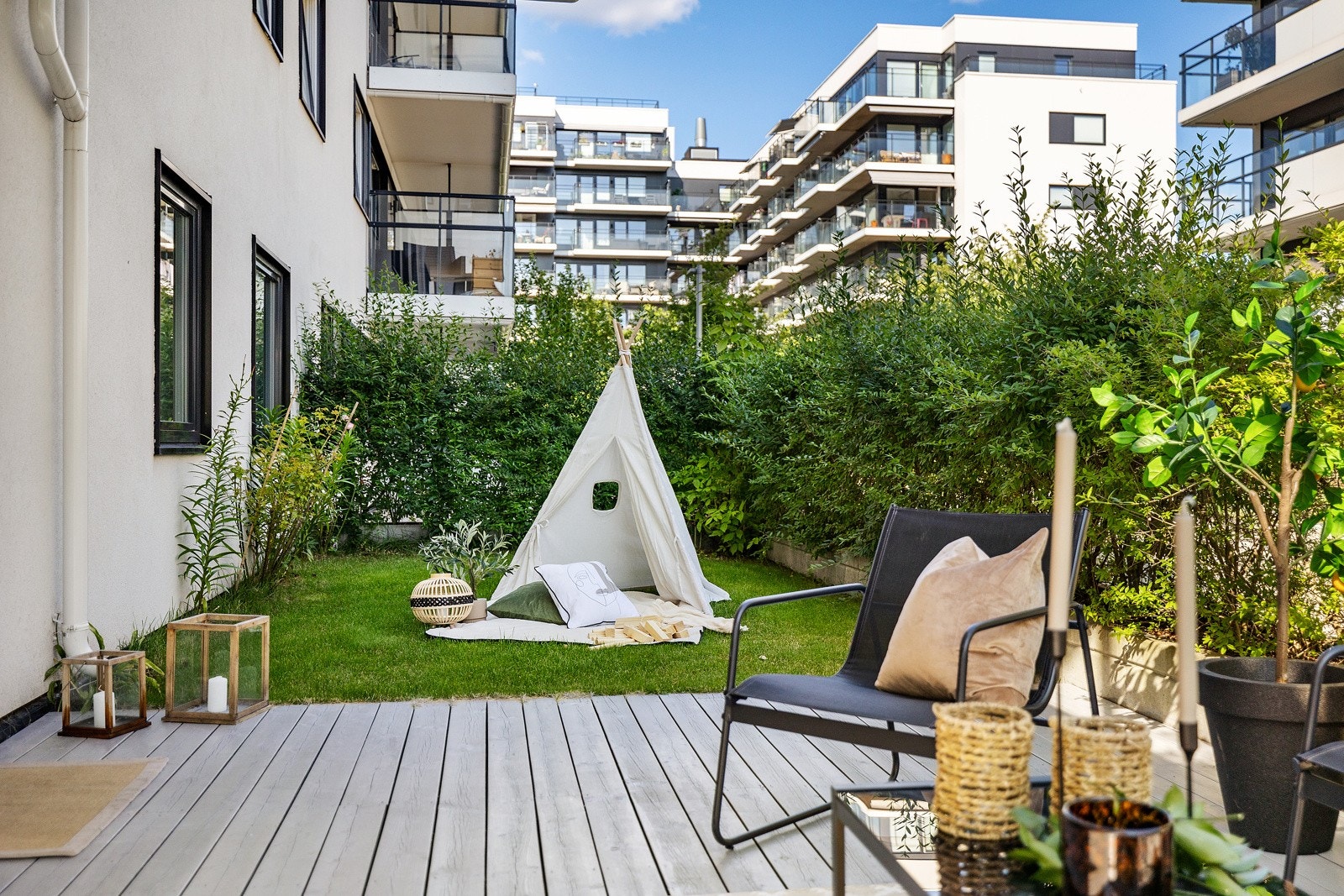 Hagen og terrassen er skjermet med hekk og pent opparbeidet med plen. Dette er god plass for lek og moro for hele familien. Galleribilde