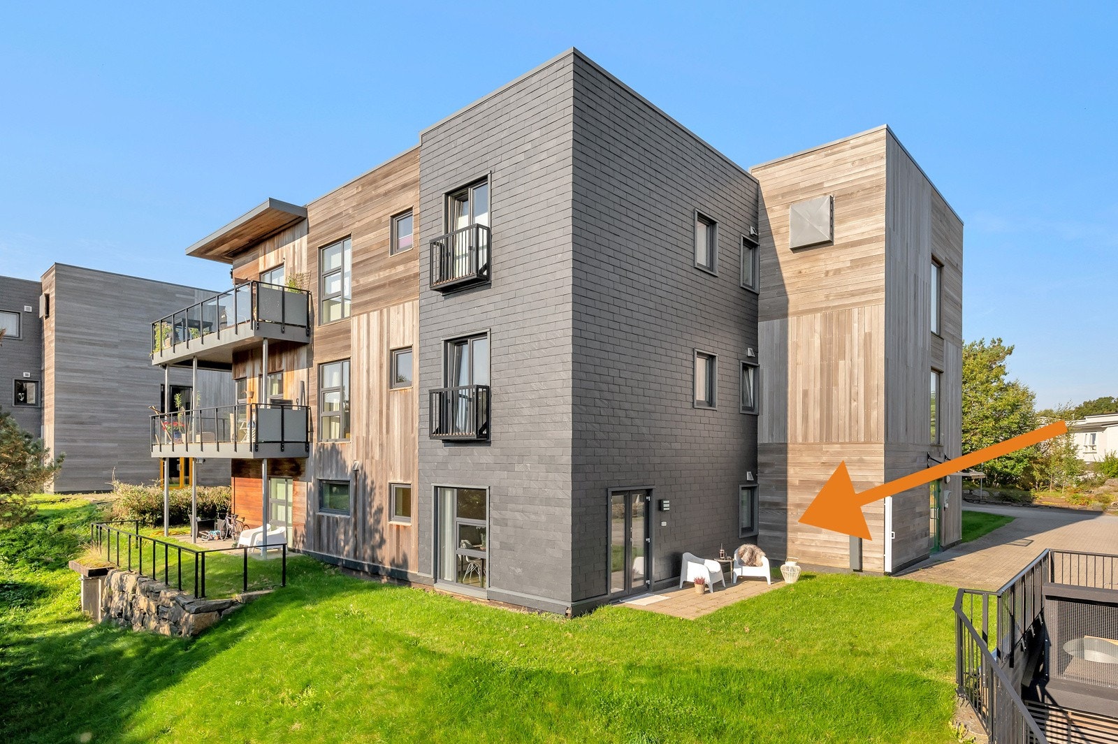 Leiligheten befinner seg i 1 etasje med utgang til solrik uteplass. Usjenert hage Galleribilde