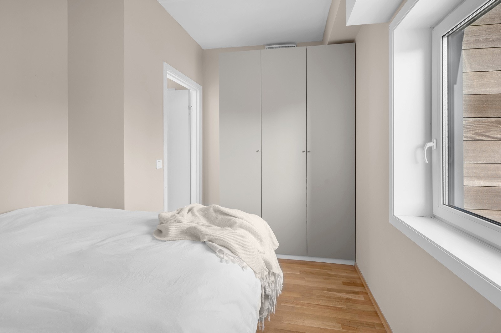 God plass til dobbeltseng og garderobe Galleribilde