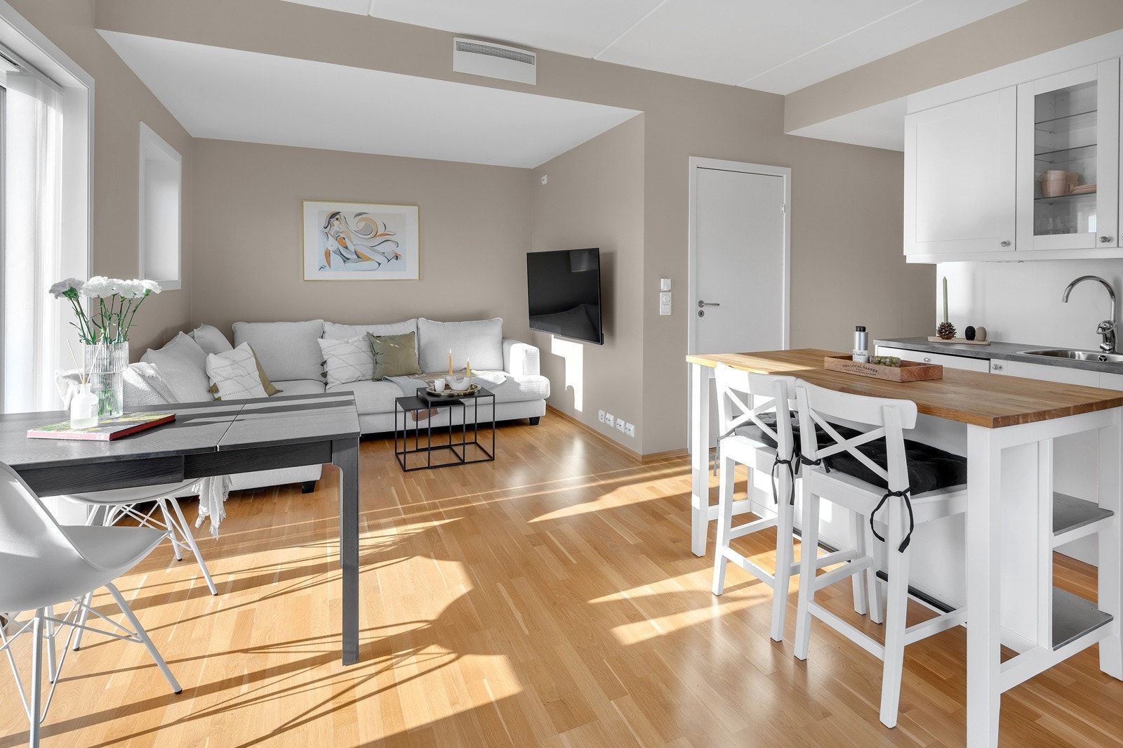 Exbo v/ Espen Haugen Ellseth har gleden av å presentere denne velholdte leiligheten i Dvergsnesknatten 28! Galleribilde