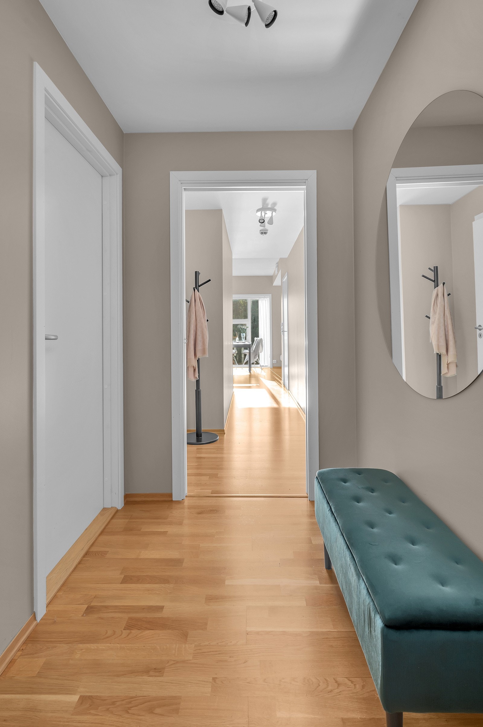 Leiligheten varmes opp med fjernvarme. Forskudd fjernvarme på kr. 1200,- pr. mnd er inkludert i fellesutgiftene Galleribilde