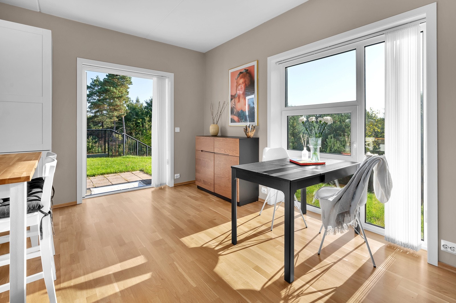 Store vindusflater og utsyn mot grøntareal i stue/kjøkken. Svært lite innsyn Galleribilde