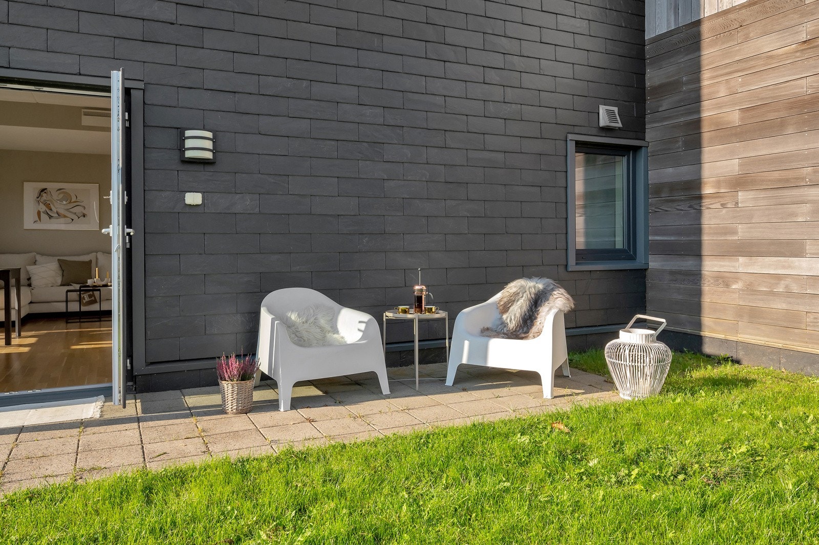 Steinlagt terrasse og hage med herlige solforhold Galleribilde