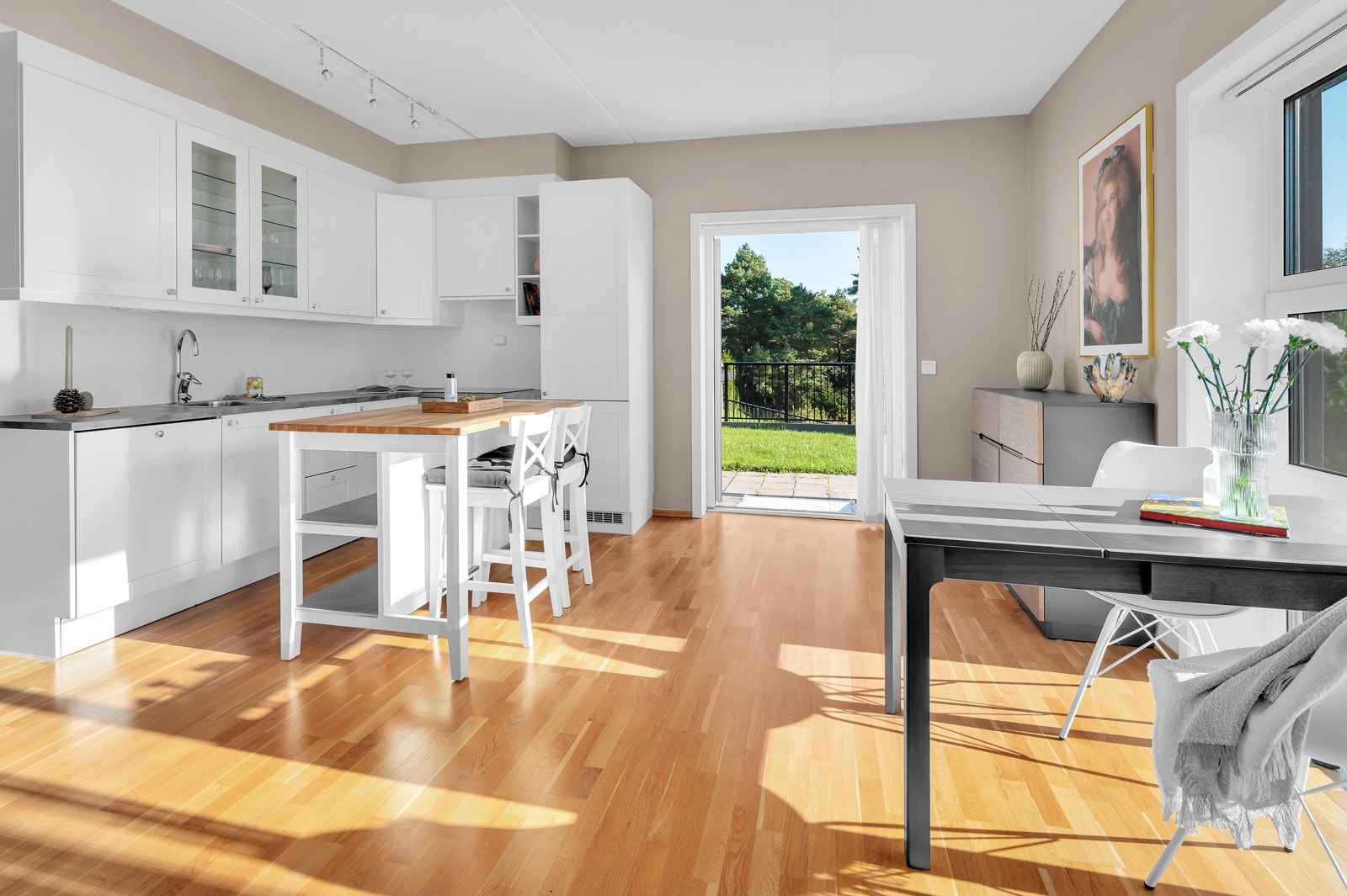 Dette er en moderne 2-roms leilighet som fremtrer i veldig god teknisk stand Galleribilde