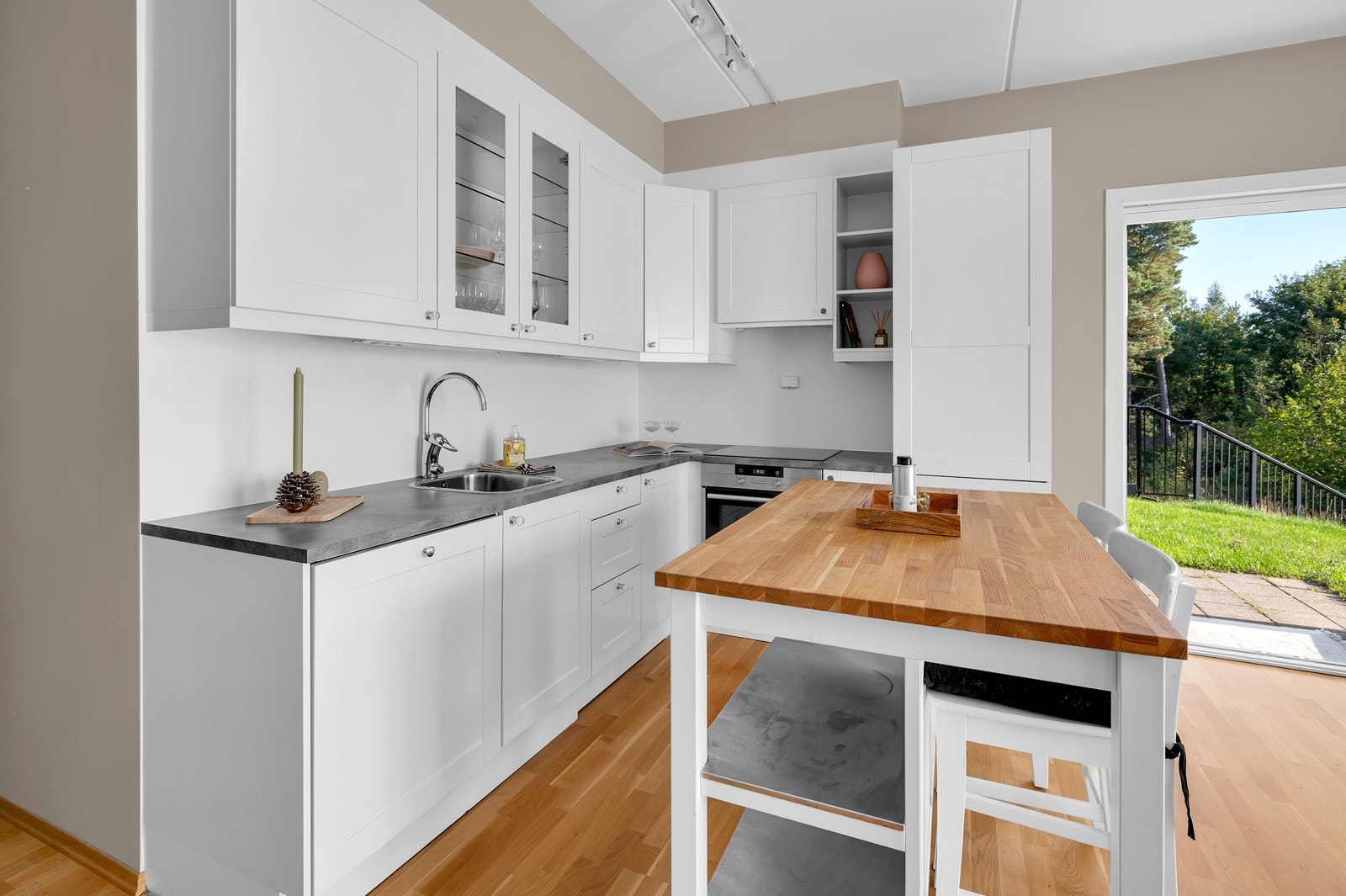 Kjøkken med god skap- og benkeplass Galleribilde