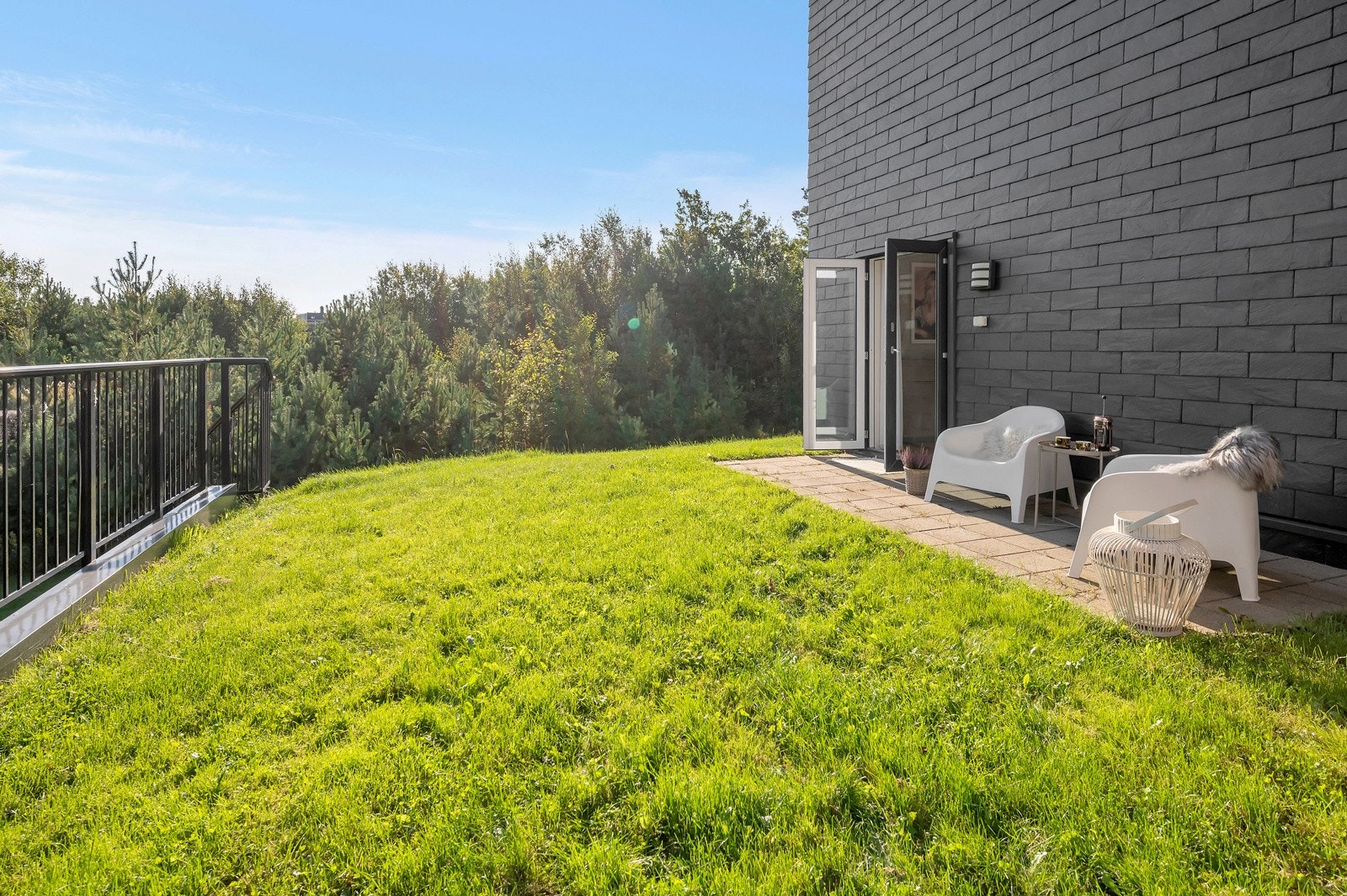 Rett frem ligger tursti som fører deg til sjøen på knappe 5 min! Galleribilde