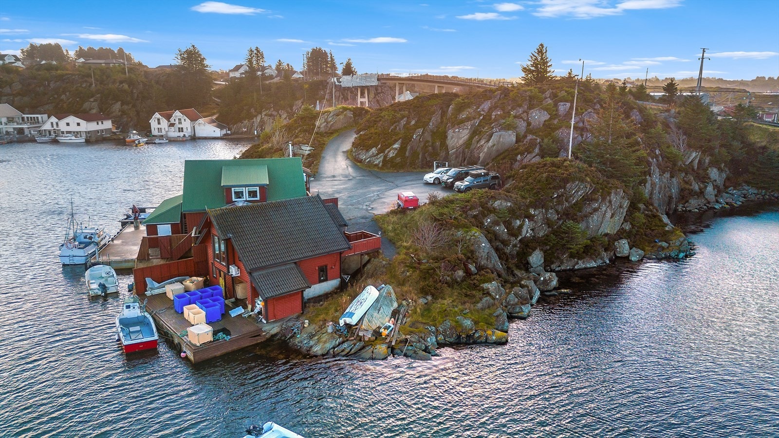 Flott og maritim beliggende med utsikt mot Porsholmen og deler av Salvøy. Havet som nærmeste nabo. Kort vei til Vea hvor det er skole, barnehage og dagligvare. Galleribilde