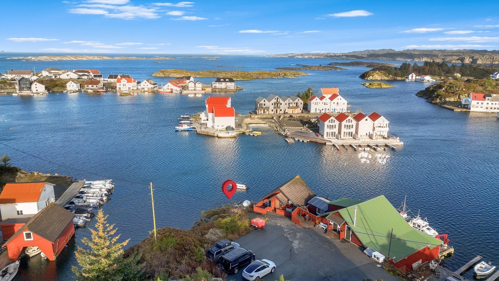 Velkommen til denne flotte sjøtomten på Salvøy. Her har en tinglyst veirett og parkering på felles parkeringsplass Galleribilde