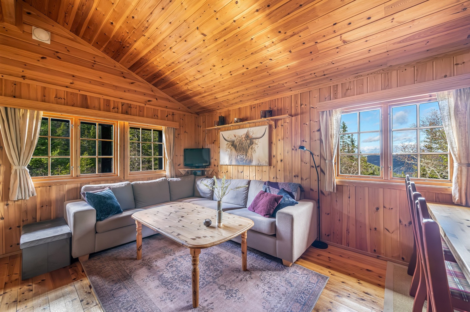 God takhøyde som gir rommet en fin atmosfære. Galleribilde