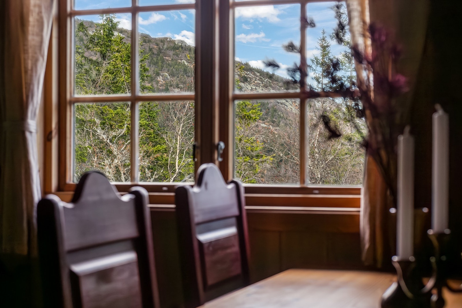 Utsikt mot fjellene rundt samtidig som man nyter ett godt måltid eller brettspill. Galleribilde