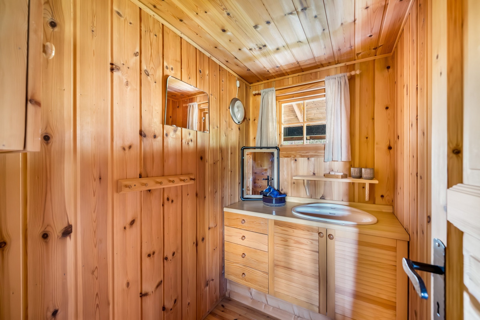 Vaskerom med utslagsvask og litt oppbevaringsmuligheter. Galleribilde