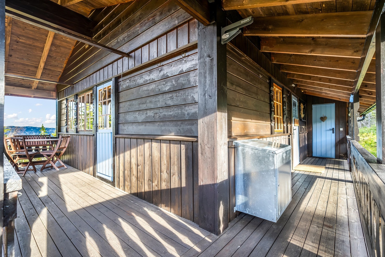 Hele terrassen er overbygd, dermed kan den gode fjelluften nytes uansett vær. Galleribilde