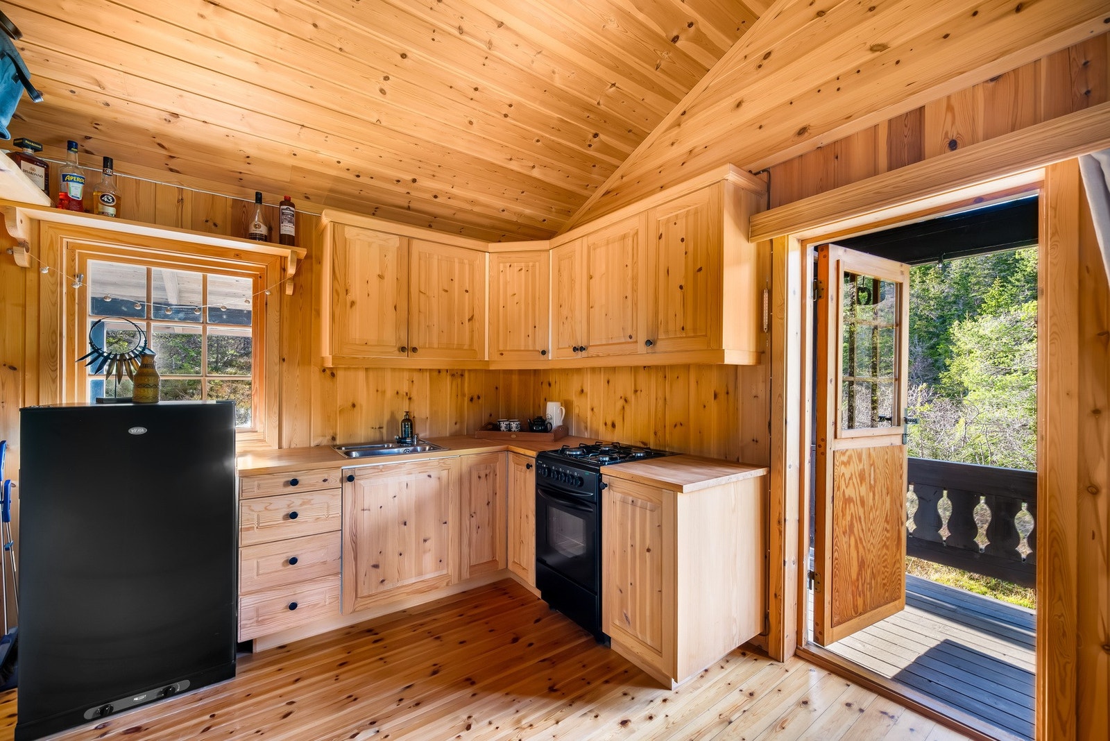 Kjøkkenkrok med kjøleskap og komfyr på gass Galleribilde