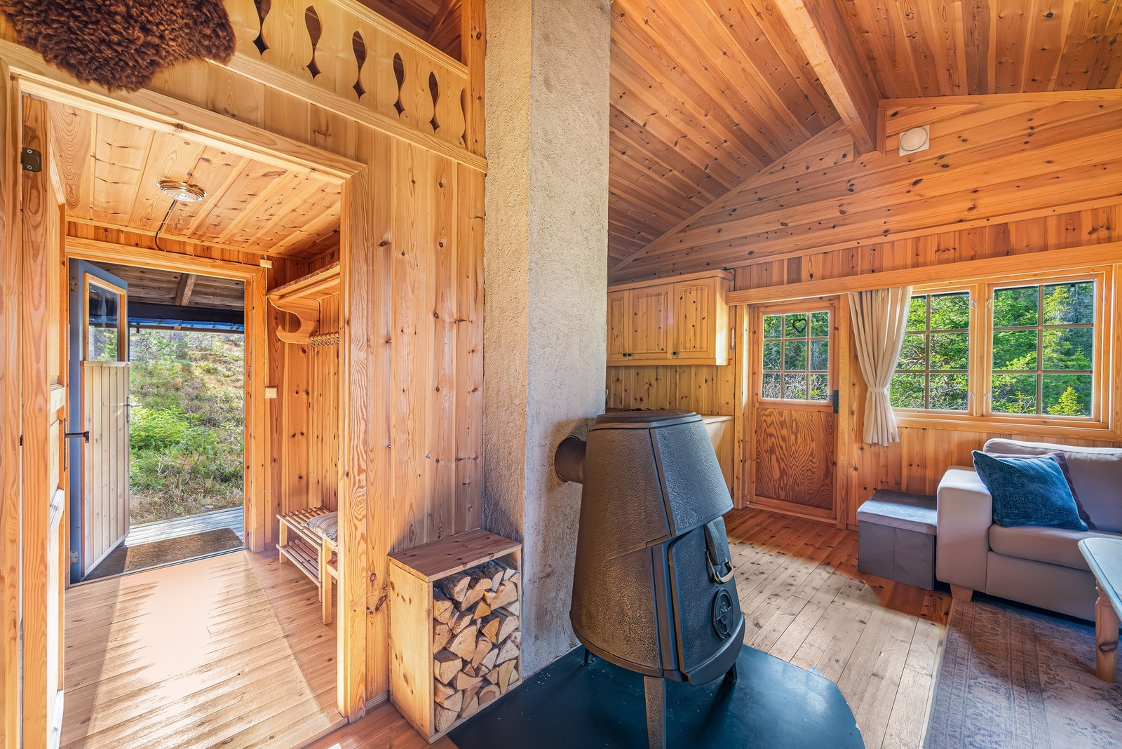 I gangen er det plass til å henge fra seg yttertøy. Videre kommer man til stuedelen av hytta. Galleribilde