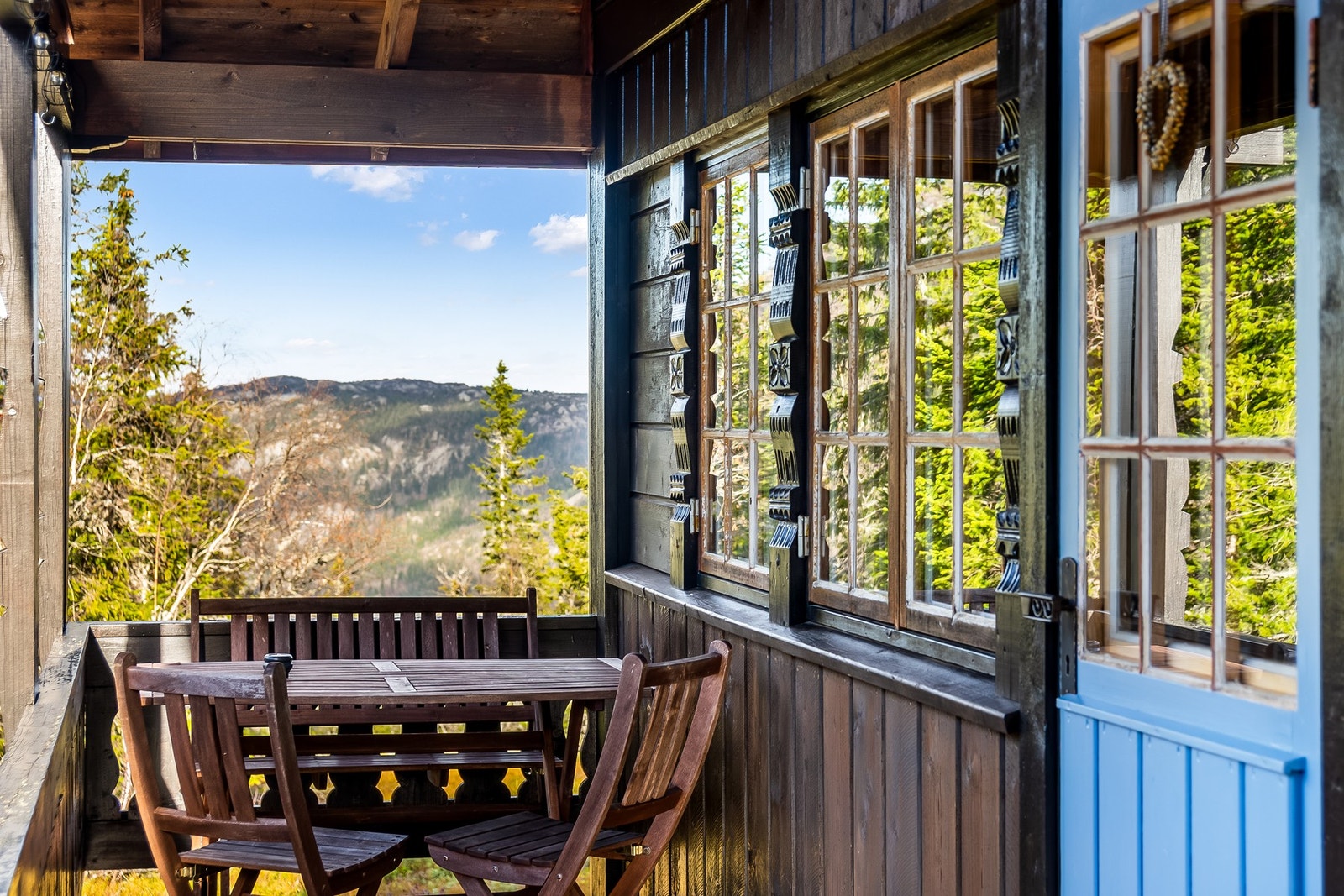 Her er det i dag plassert en koselig sittegruppe på terrassen. Galleribilde