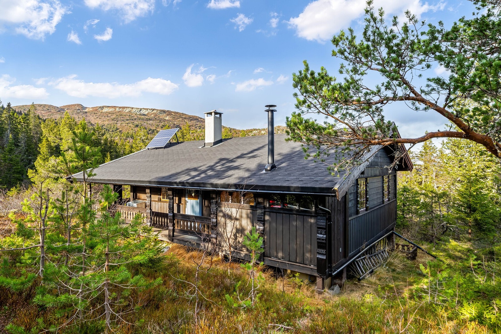 Det ble lagt ny takshingel i 2024, samt solcellesystem i 2022. Galleribilde