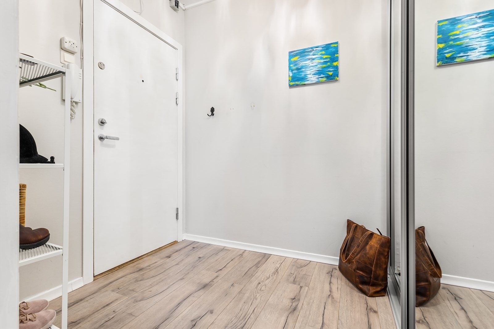 I entreen er det god plass til skoskap og ytterliggere knagger ved behov Galleribilde