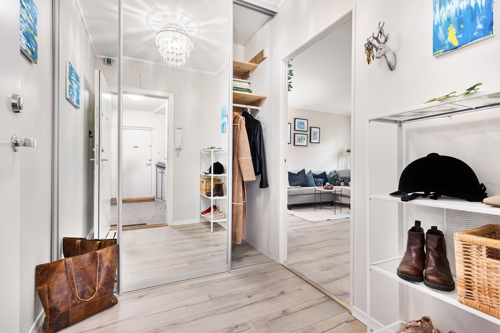 I entreen er det en romslig skyvedørsgarderobe Galleribilde