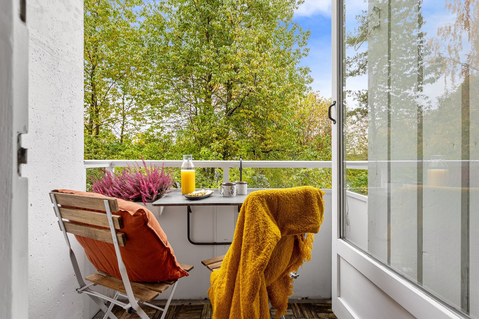 Selv om balkongen ikke er den største, så gjør den jobben med plass til 2 personer, eller len deg tilbake og slapp av i solveggen Galleribilde