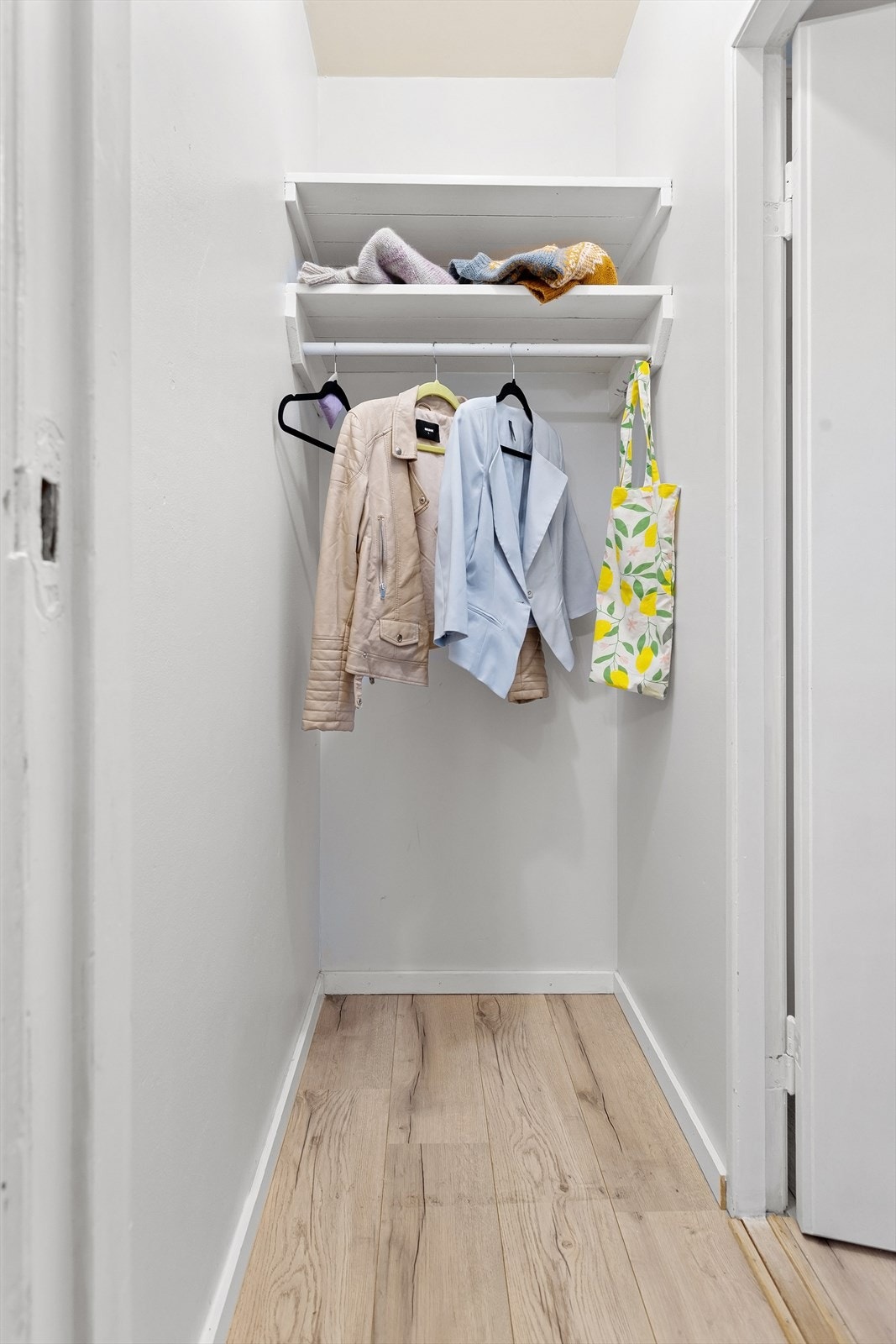 Her er det plass til klesoppheng eller man kan innrede med med skuffer og hyller Galleribilde