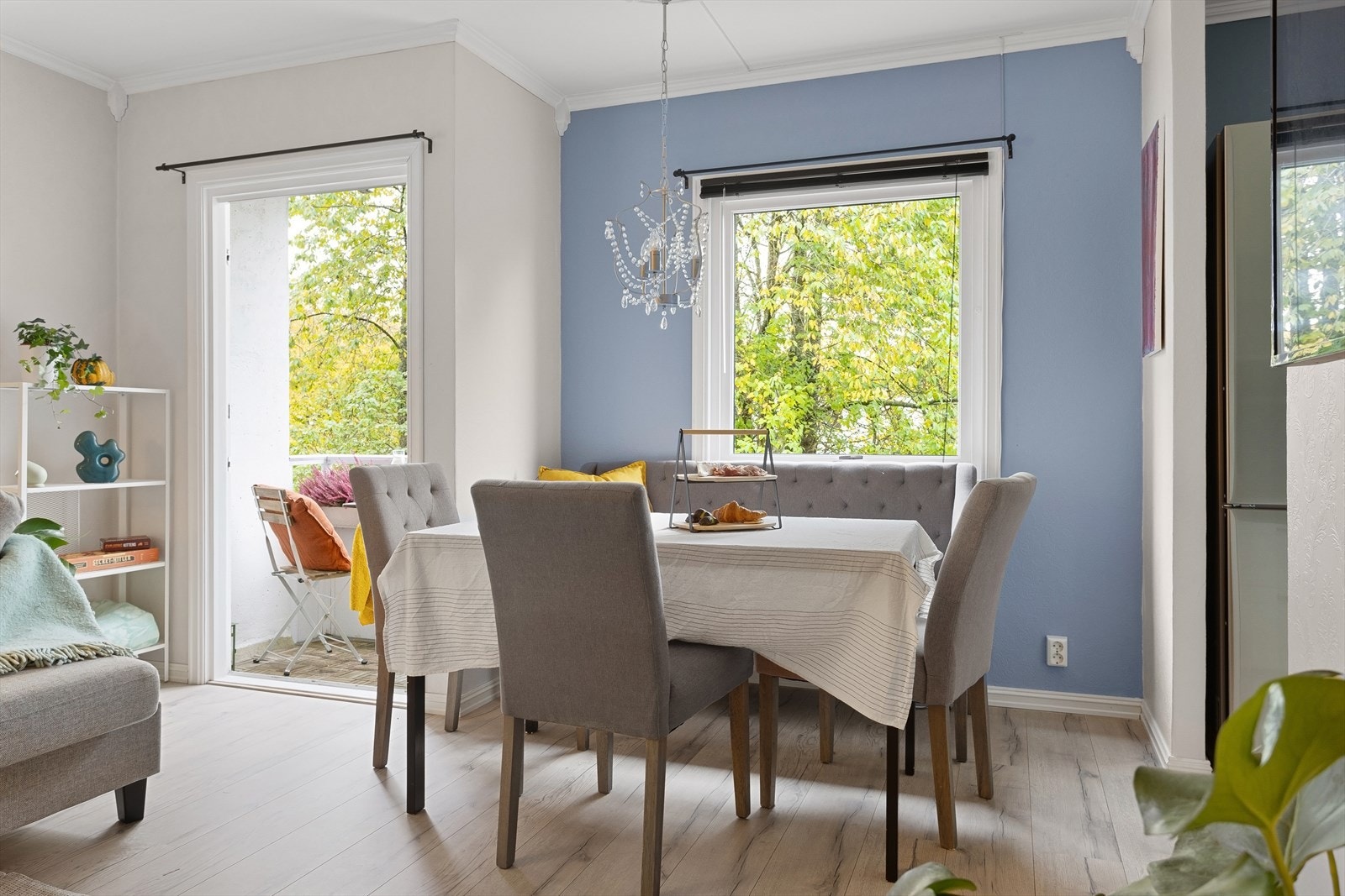 Det er god plass til en romslig spisestue i stuen Galleribilde