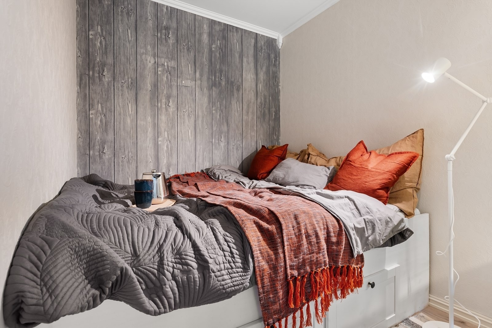 Alkoven er bred nok til å ha en seng på tvers Galleribilde