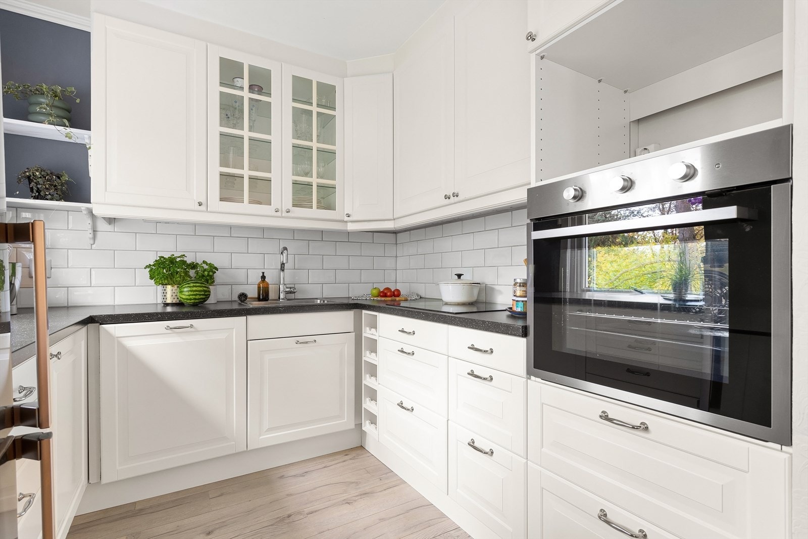 Her er det rikelig med både skap og benkeplass Galleribilde