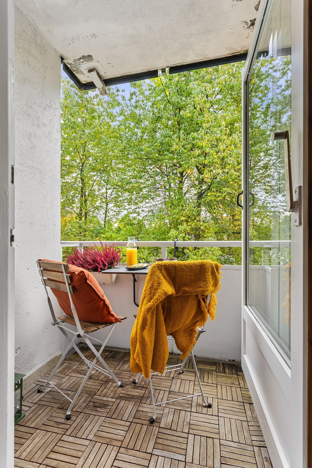 Balkongen har hyggelig morgensol og er på ca 2 kvm Galleribilde