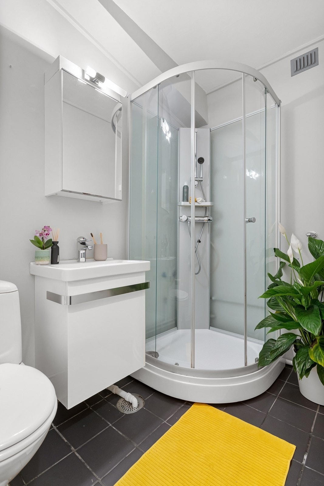 Flislagt gulv og pussede vegger Galleribilde