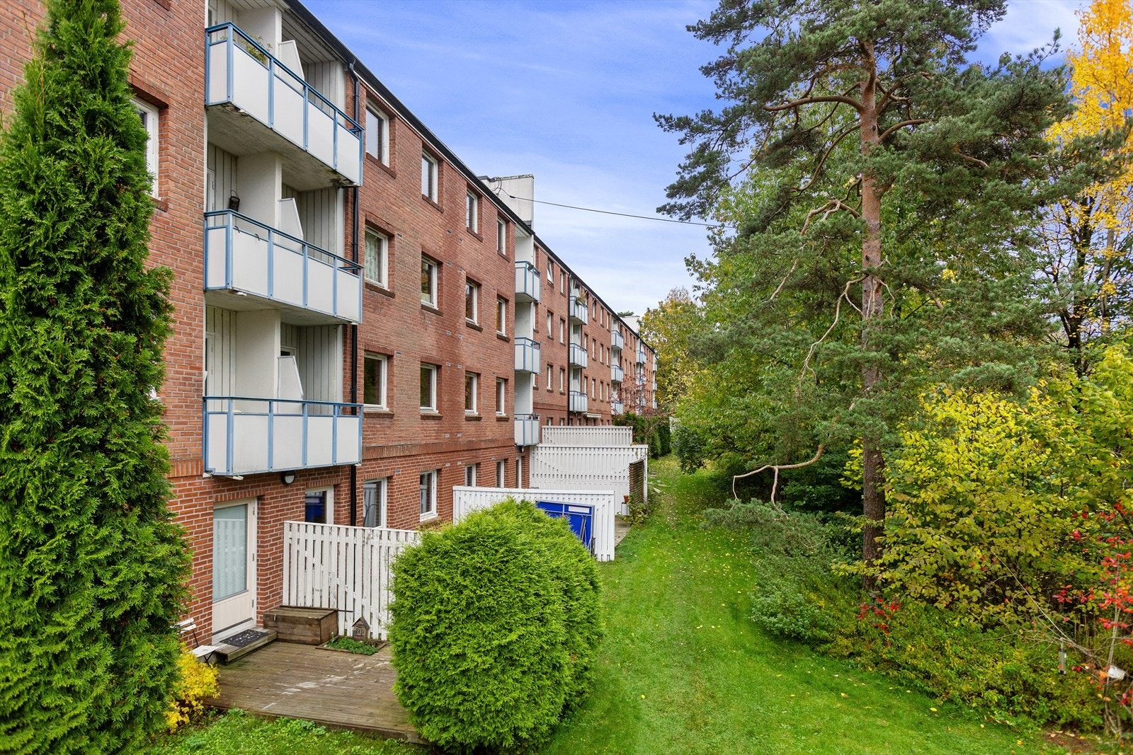 I kjelleren er det også smørbod og sykkelbod. Det er også bygget en ekstra sykkelbod i eget bygg Galleribilde