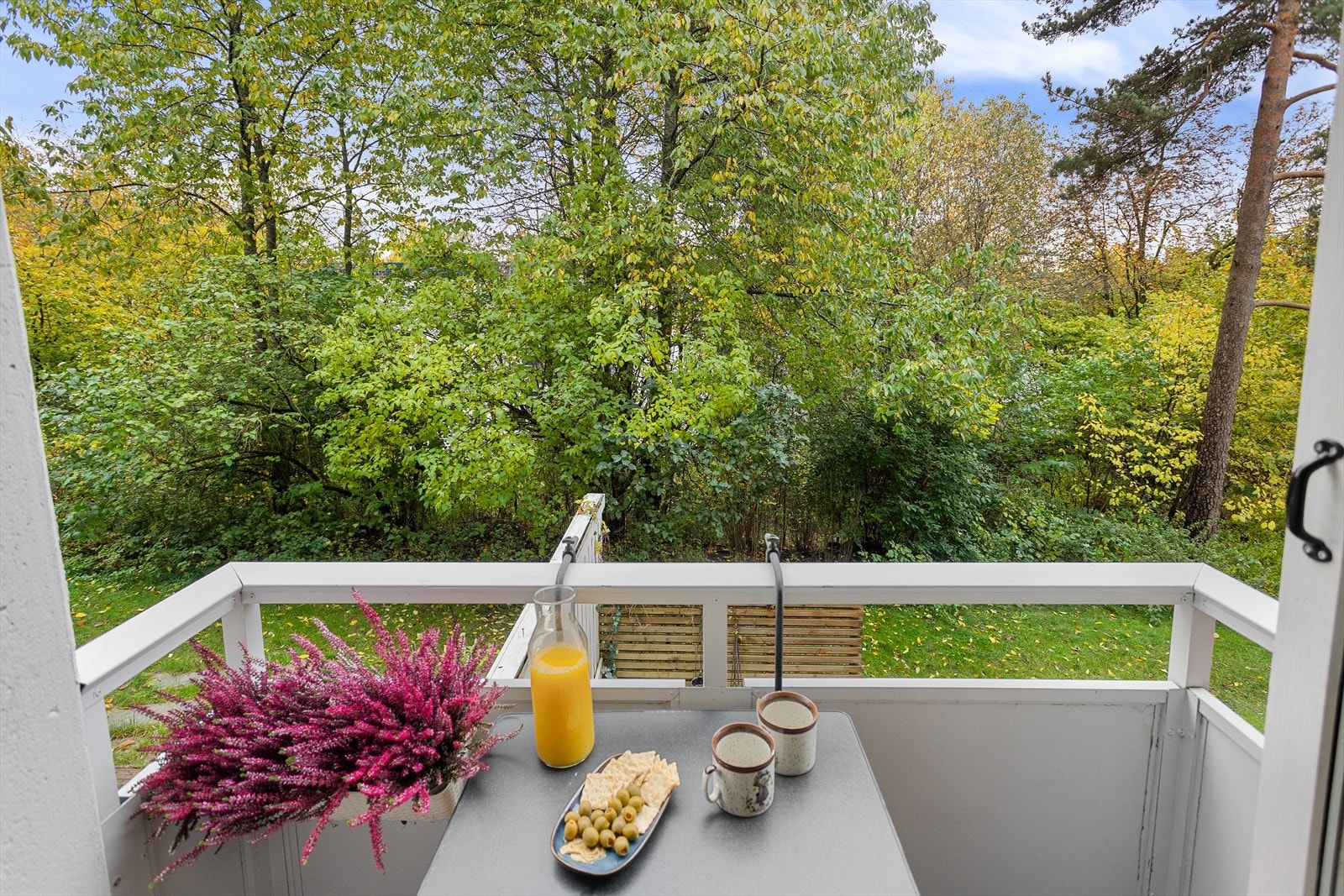 Koselig balkong vendt mot et grønt belte, helt uten innsyn Galleribilde