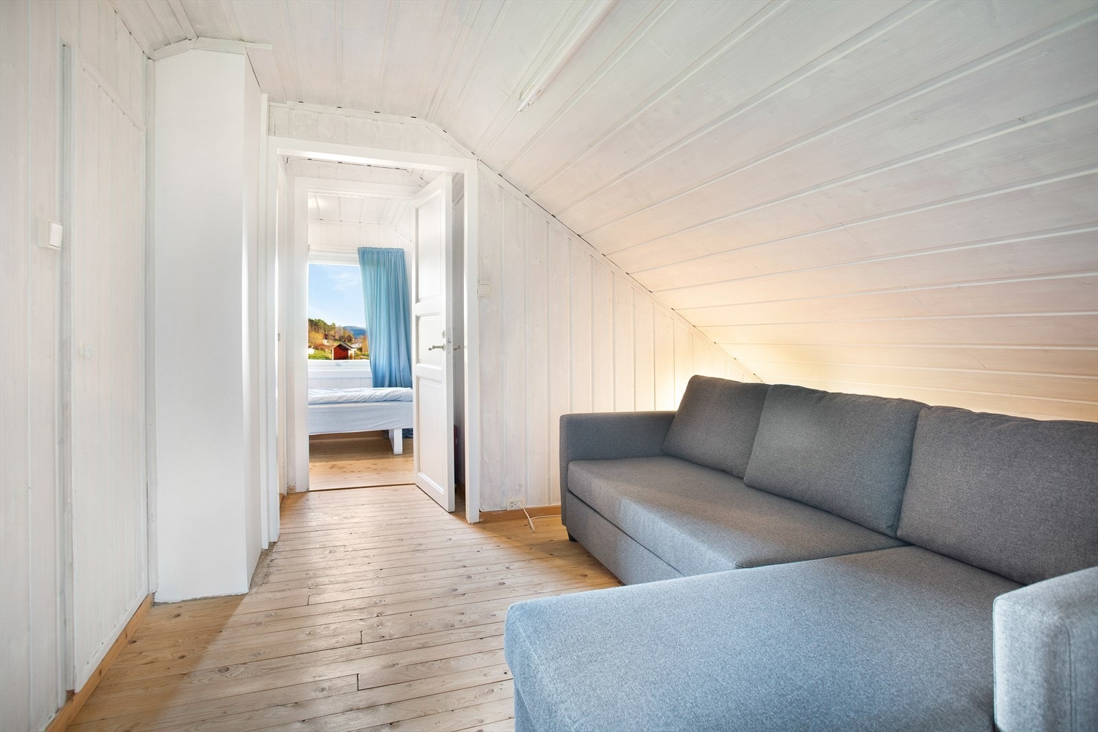 Gang på loftet med soverom på hver side Galleribilde