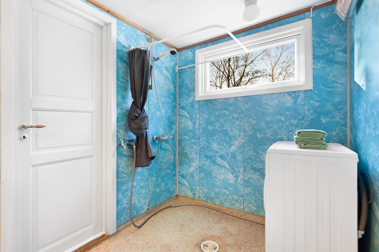 Baderommet med opplegg til vaskemaskin Galleribilde